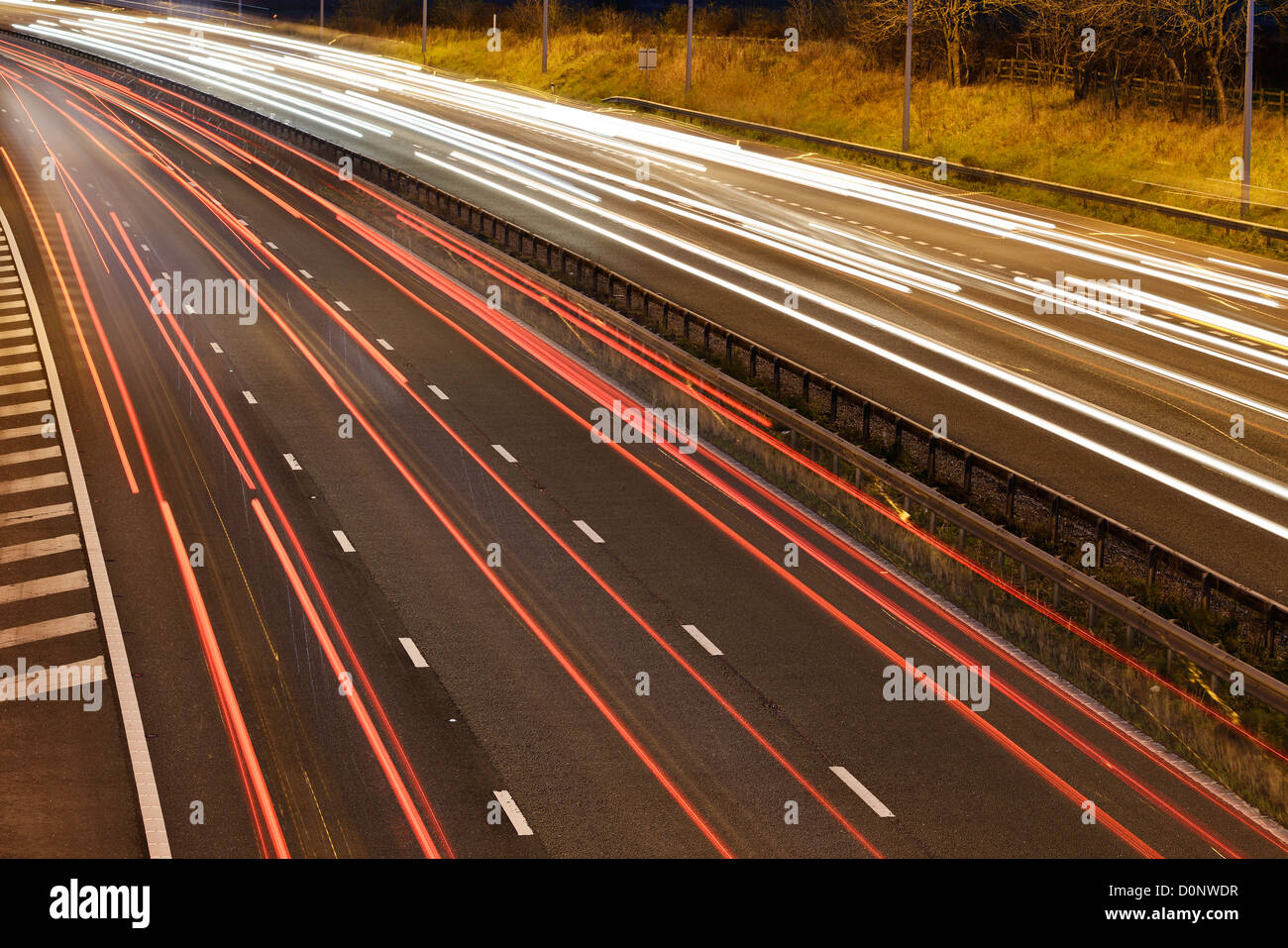 Il traffico di notte su una autostrada DEL REGNO UNITO Foto Stock