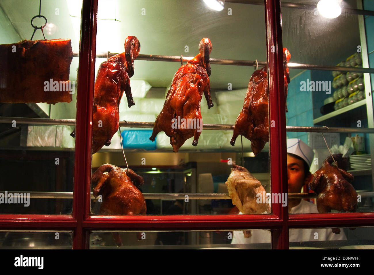 Le anatre di Pechino appesi in una China town ristorante a Londra Foto Stock