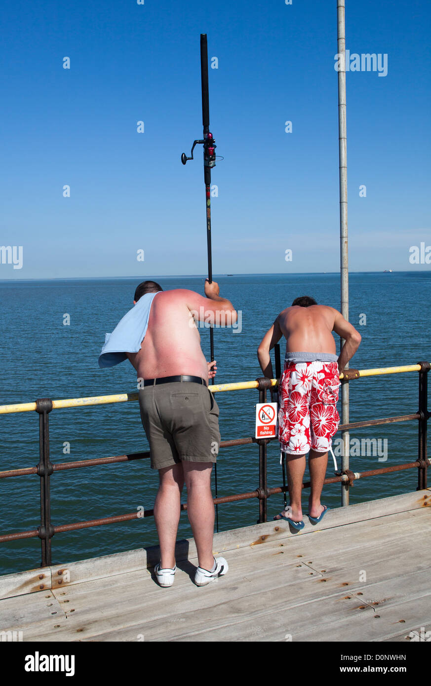 Pesca sul molo di Southend Foto Stock