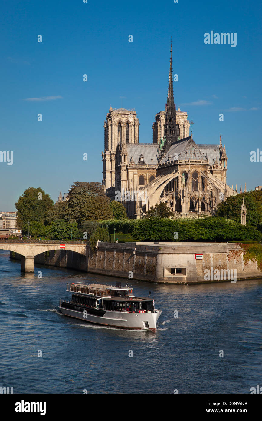 Cattedrale di Notre Dame lungo le rive del Fiume Senna, Parigi Francia Foto Stock