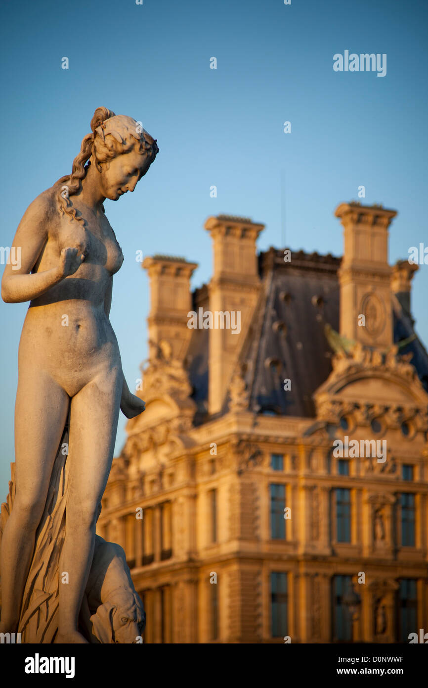 Jardin des Tuileries statua femminile wth Musee du Louvre al di là, Parigi Francia Foto Stock