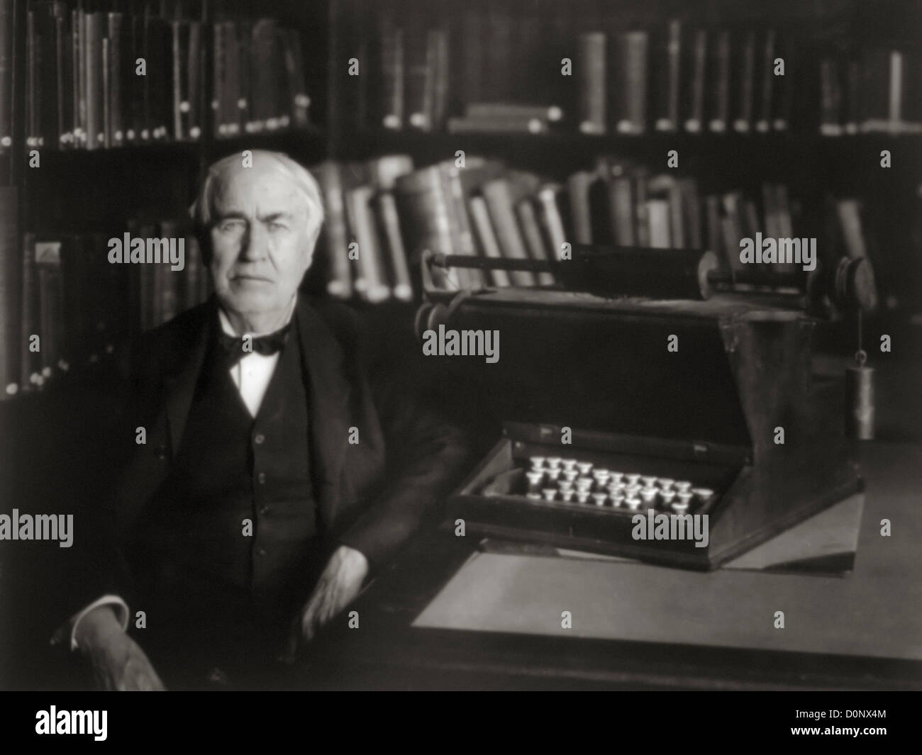 Edison Inventore Inventore Thomas Edison in studio con la macchina da scrivere elettrica ...