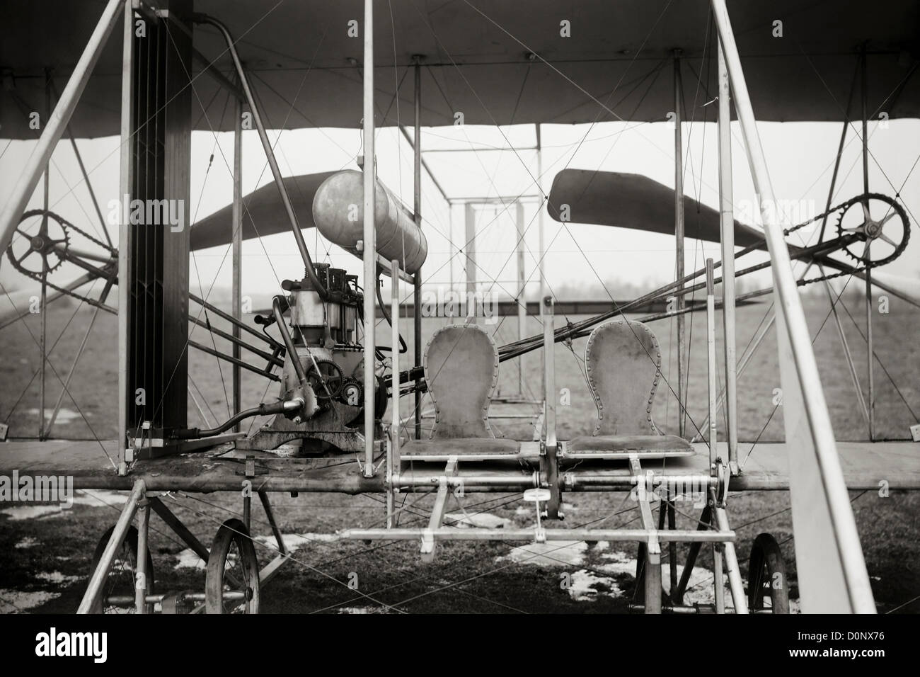 Sedili e motore di un fratelli Wright aeroplano Foto Stock