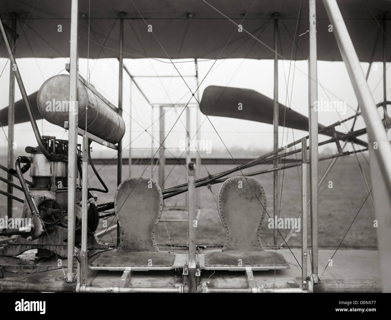 Sedili e motore di un fratelli Wright aeroplano Foto Stock