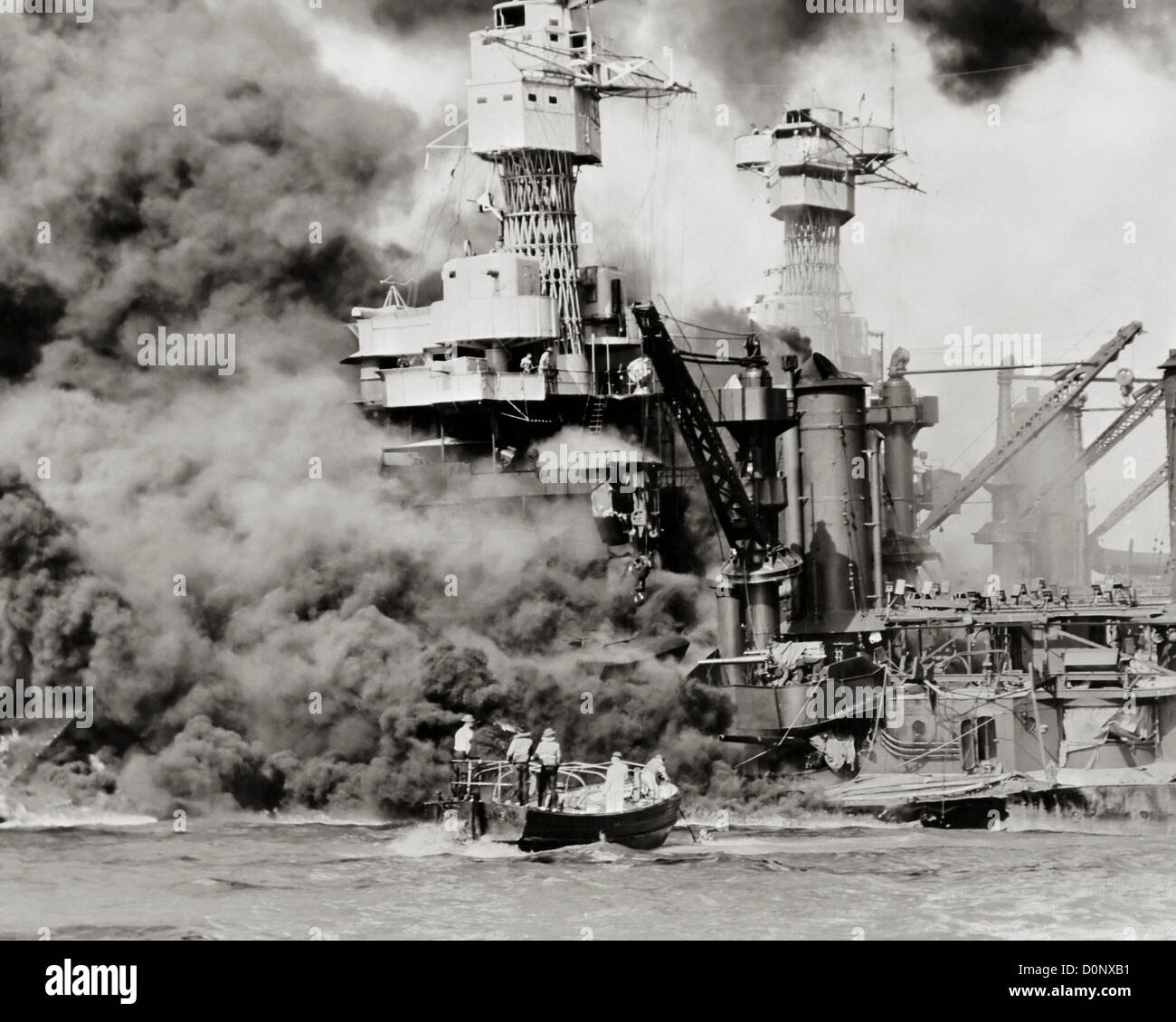 USS West Virginia bruciare nel porto di perla Foto Stock