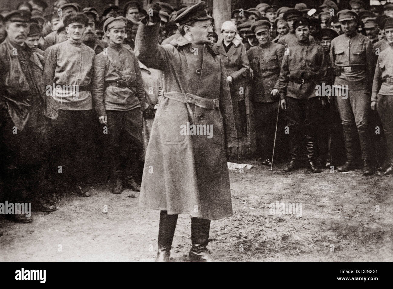 Leon Trotsky, capo dell'Esercito Rosso, indirizzate le guardie rosse nel 1918 durante la Guerra Civile Russa. Foto Stock