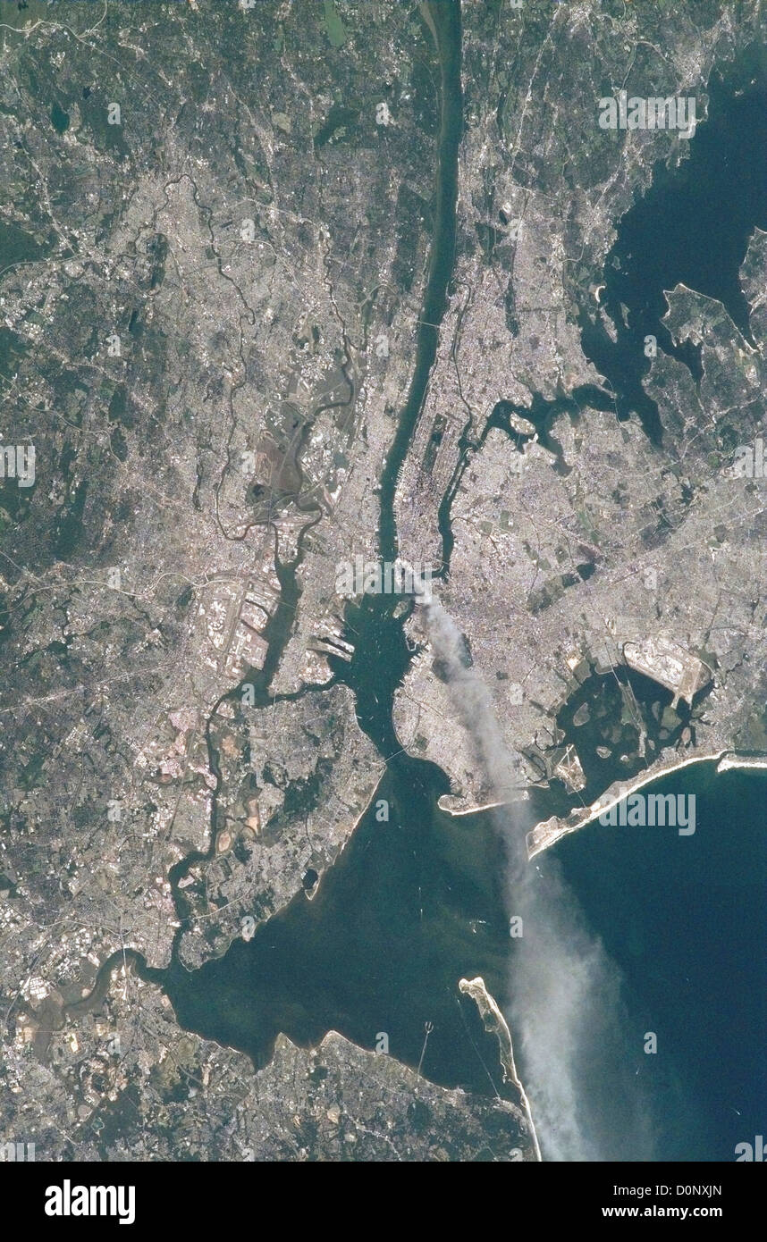 Vista dall orbita della città di New York in settembre 11, 2001 mostrante la distruzione del terrorismo Foto Stock Vista dall orbita della città di New York in settembre 11, 2001 mostrante la distruzione del terrorismo Foto Stock