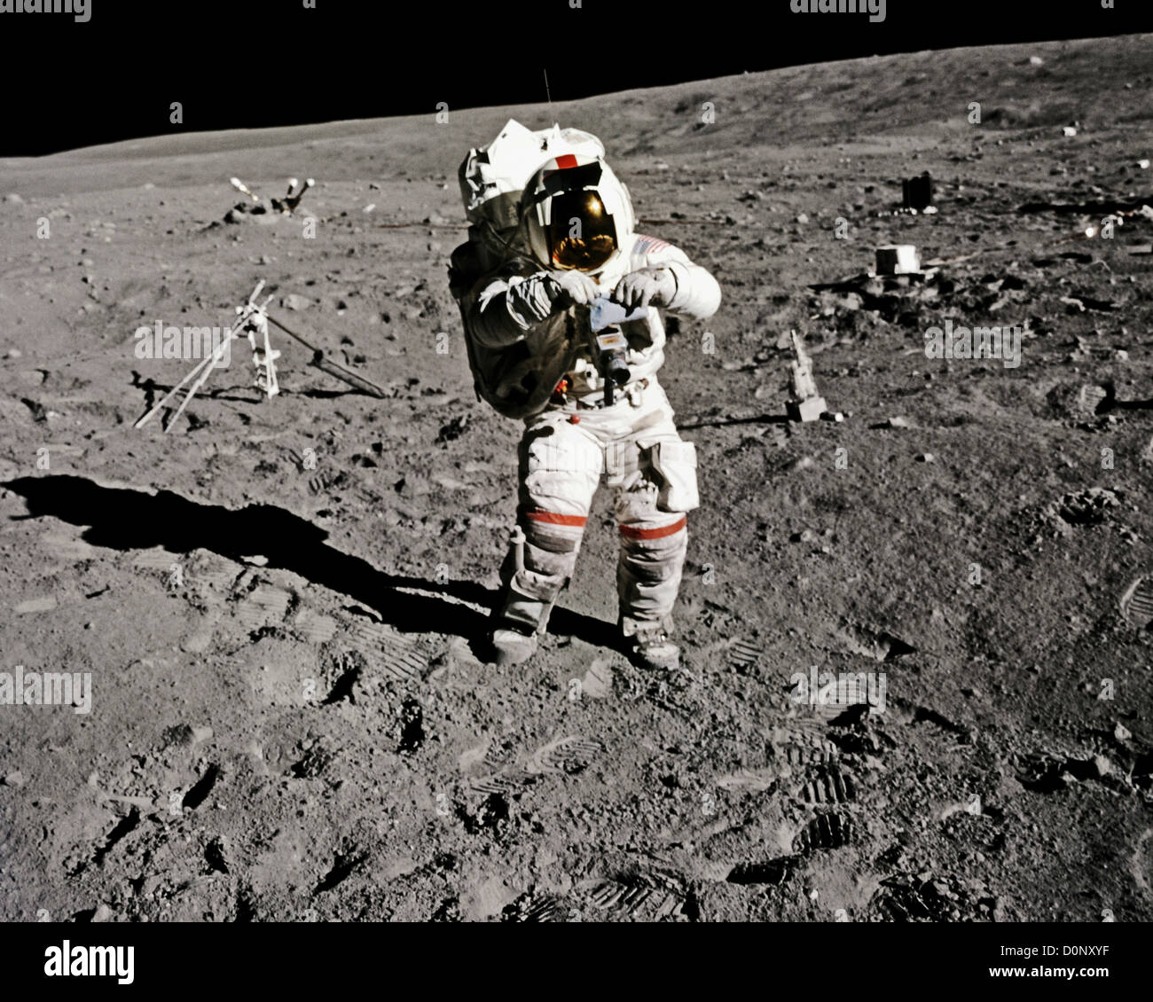 Apollo 16 astronauta John Young si allontana dalla ALSEP Foto Stock