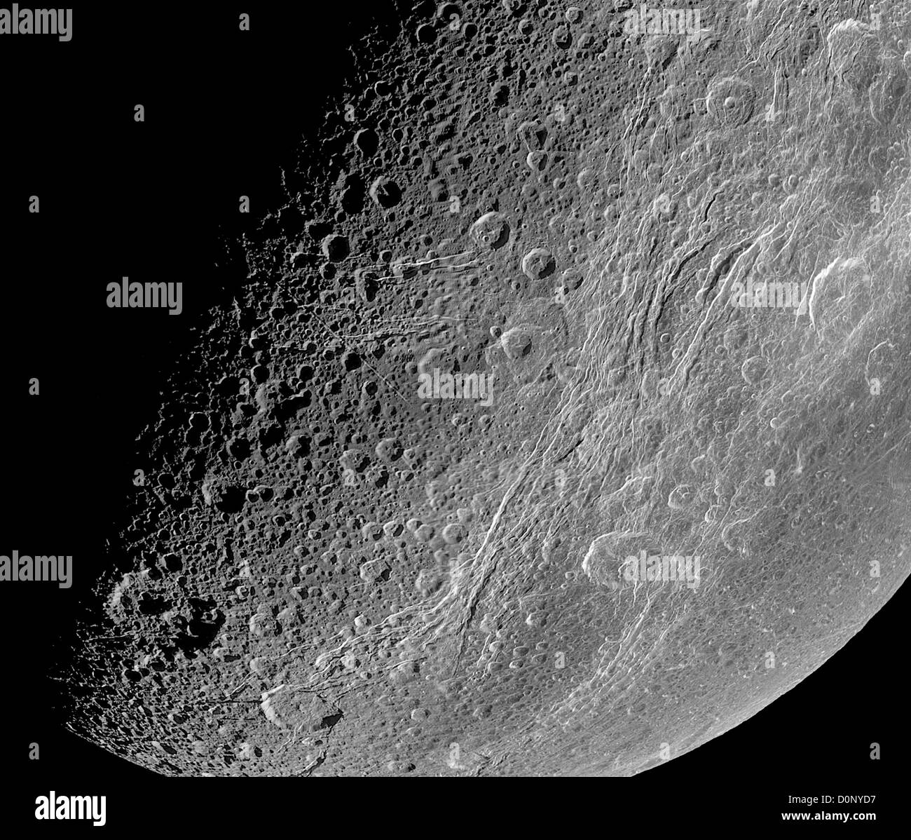 Close-Up di Saturno alla luna di Dione Foto Stock