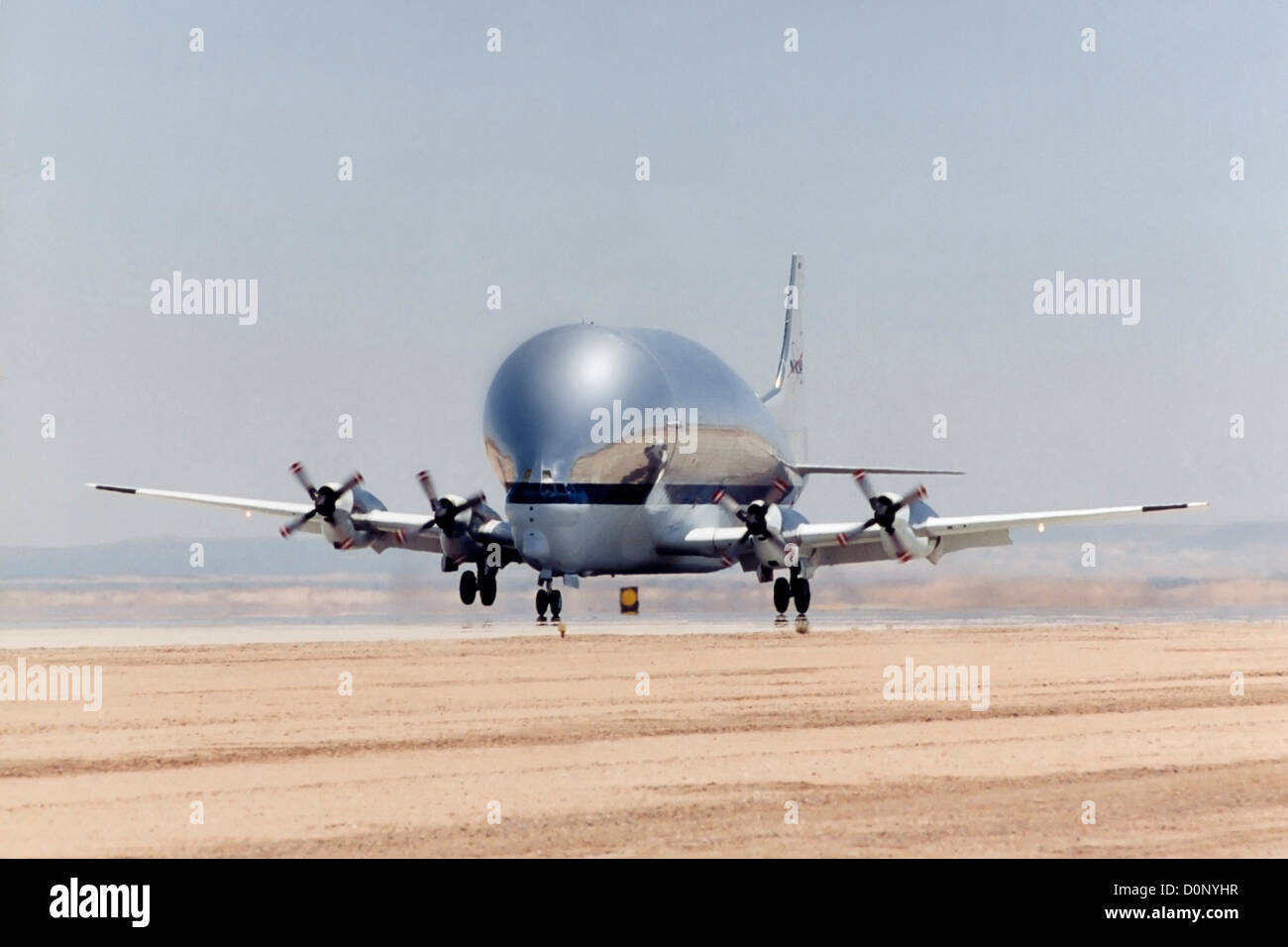 Super Guppy in atterraggio a Dryden Flight Research Center Foto Stock