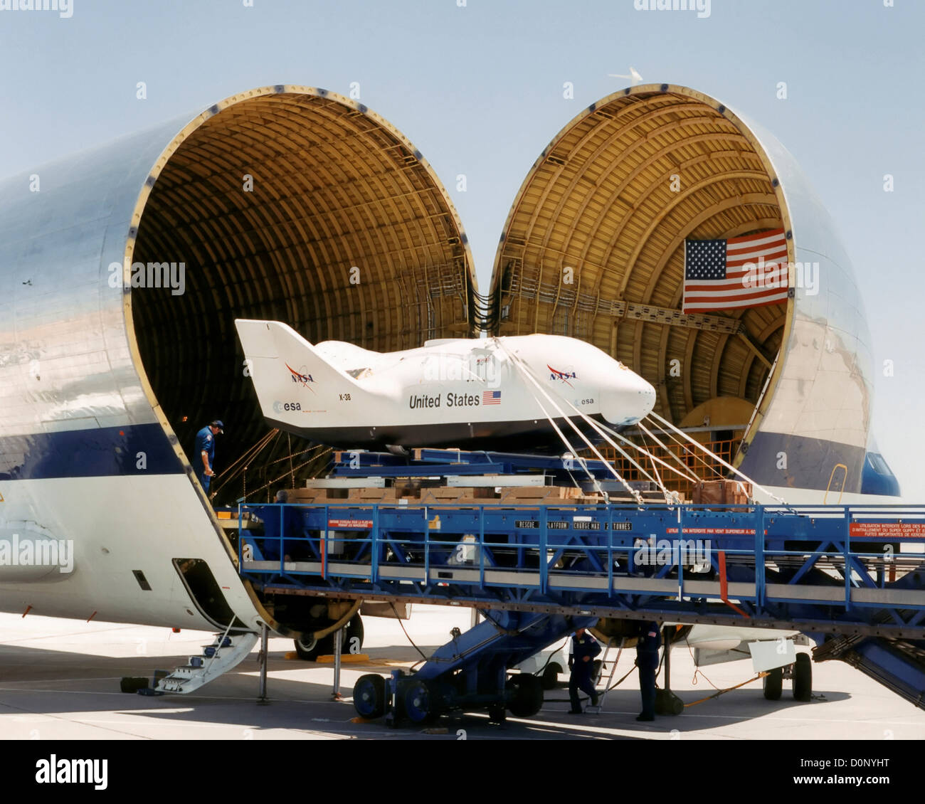 Super Guppy offrendo X-38 al Dryden Flight Research Center Foto Stock