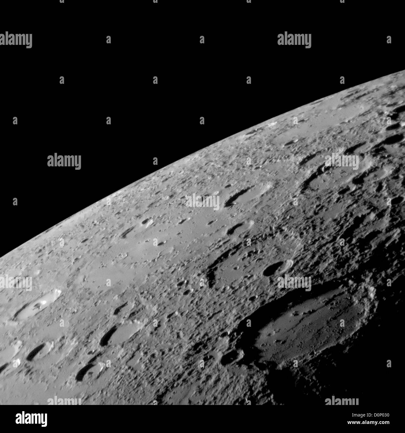 Crateri e orizzonte di mercurio Foto Stock