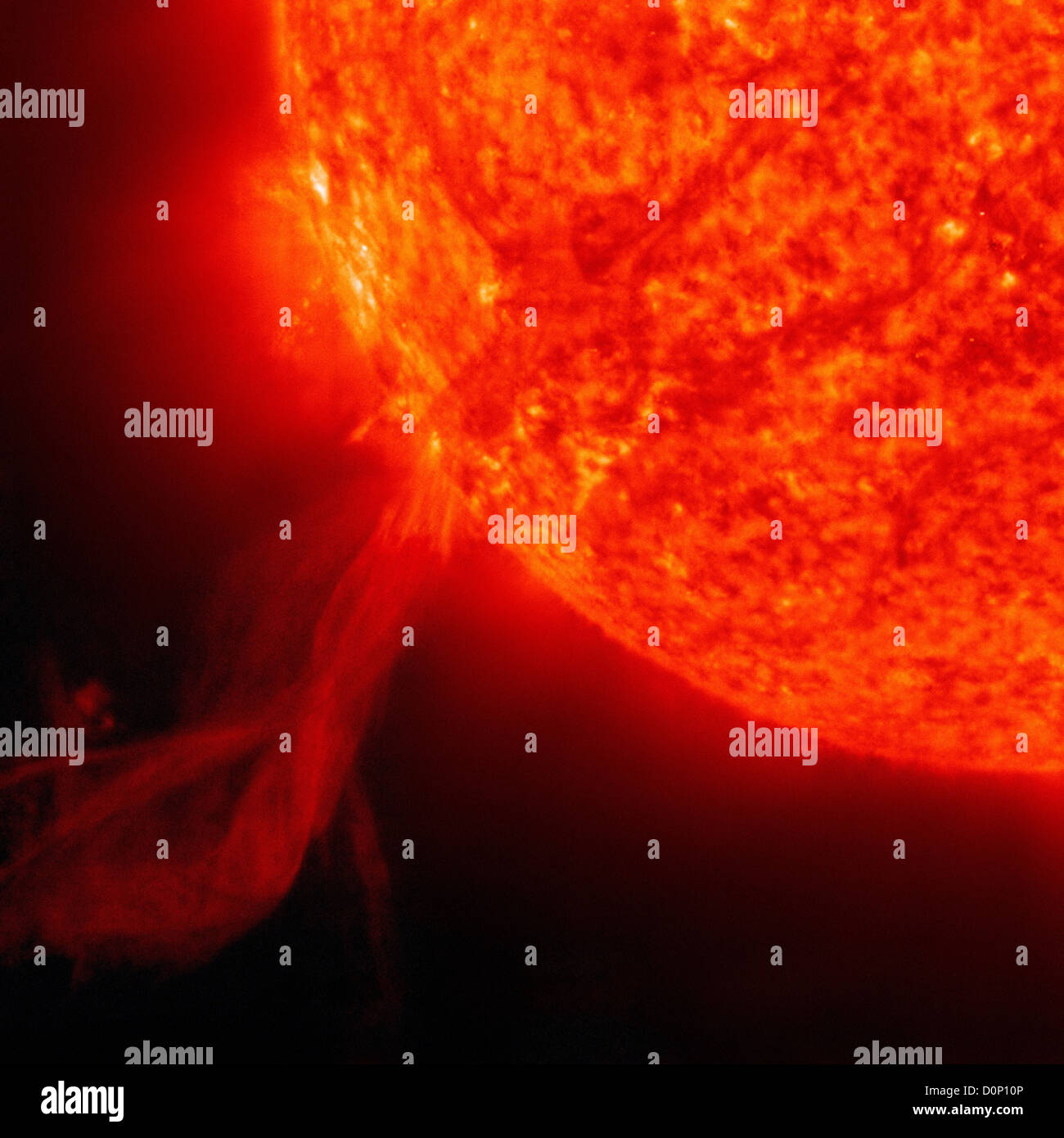 Il Solar heliospheric observatory (SOHO) osservato un enorme rilievo eruttivo inarcamento fuori Sun. è stato catturato in extreme Foto Stock