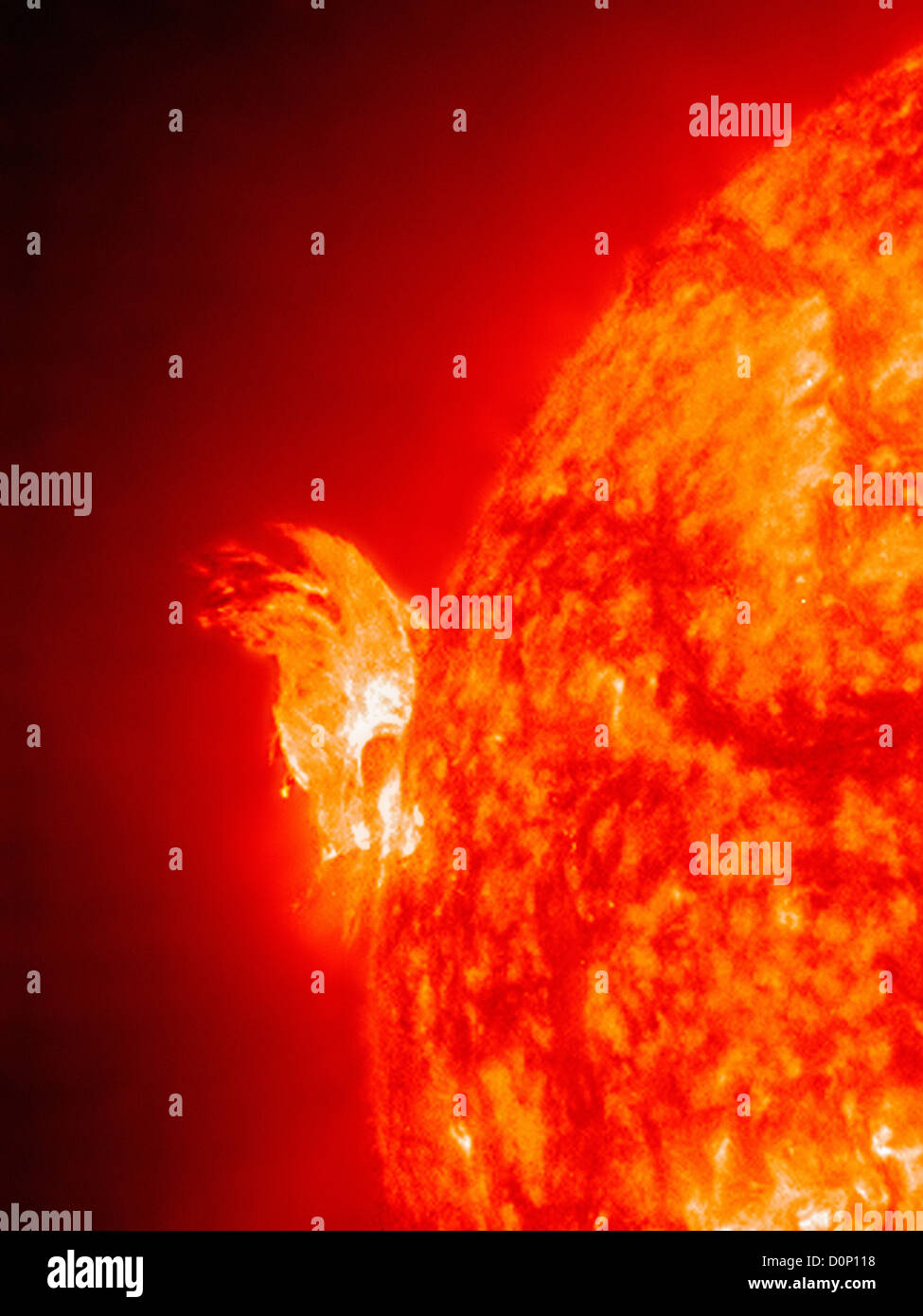 Una luminosa eruzione lampeggiante sul bordo Sun è stato catturato in condizioni estreme di luce ultravioletta IET 304 angstrom strumento su SOHO (solare Foto Stock
