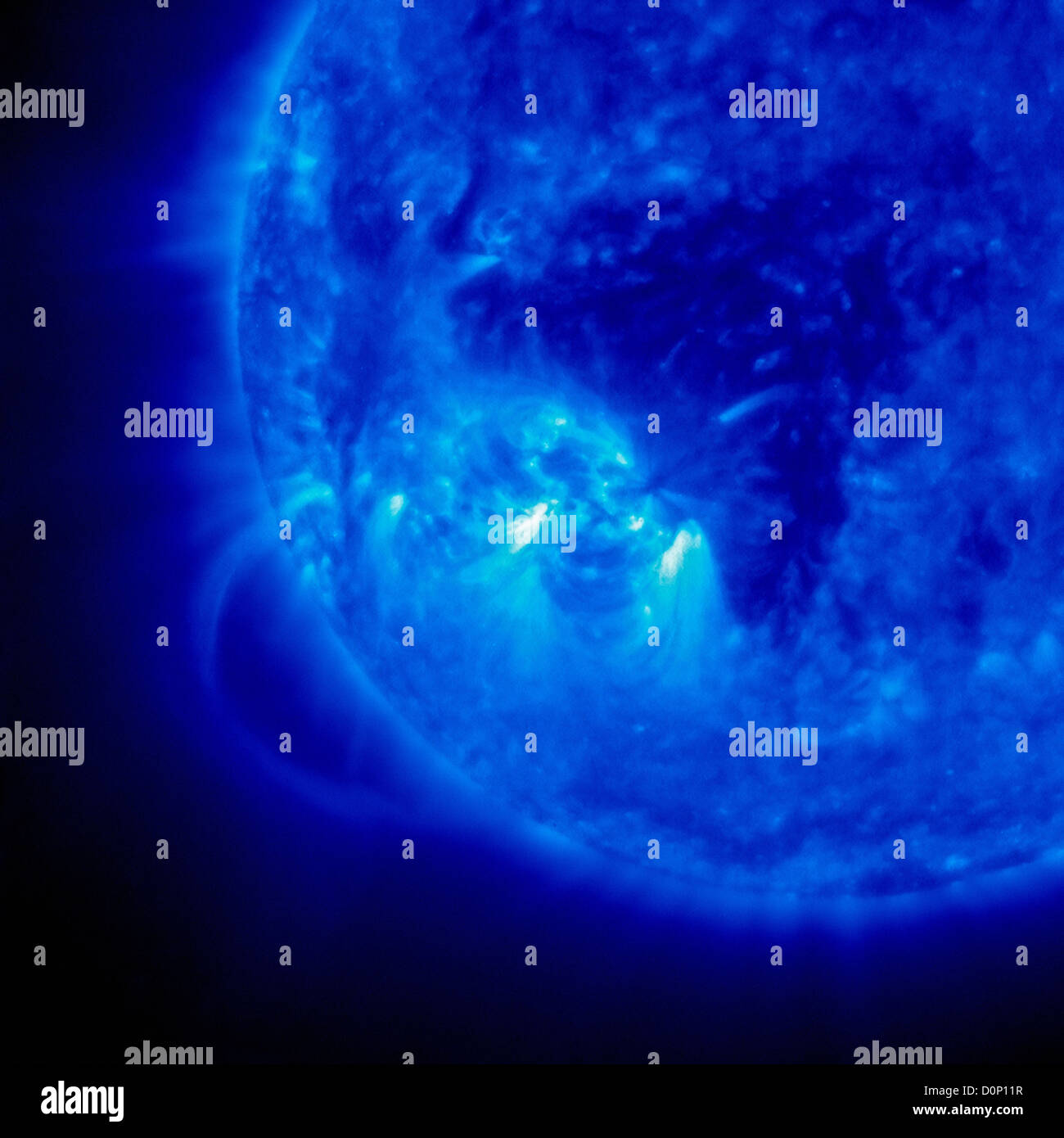 Un insolito lungo chiaramente definito anello magnetico come visto extreme ultraviolet telescopio di imaging (EIT) Solar Heliospheric Foto Stock