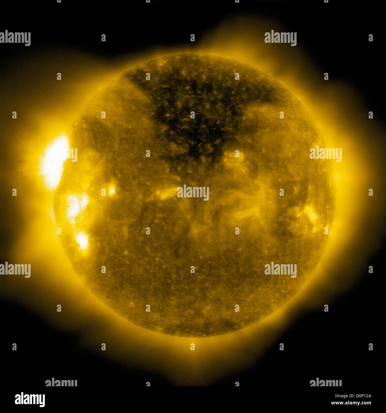 Un grande buco coronale appare scura (come questa zona nella parte superiore Sun) quando osservata in condizioni estreme di luce ultravioletta di 284 angstrom Foto Stock