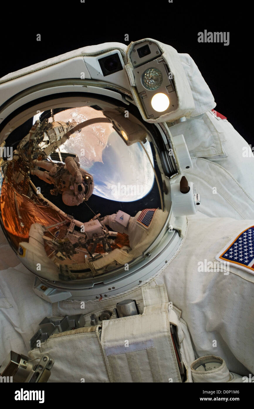 Astronaut's helmet immagini e fotografie stock ad alta risoluzione - Alamy