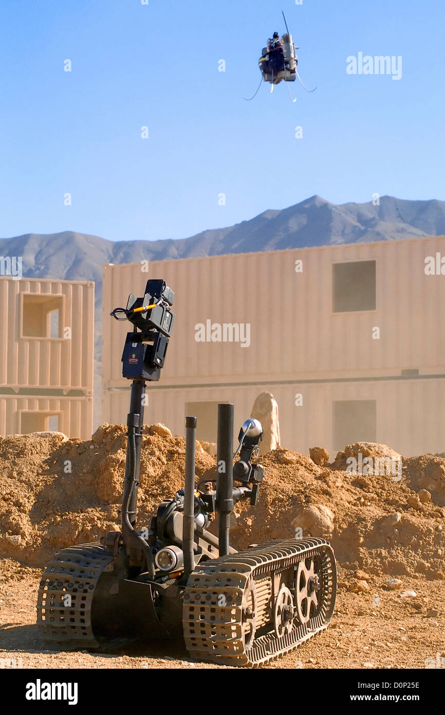 L'eliminazione della bomba il robot e la ricognizione aerea Drone Foto Stock