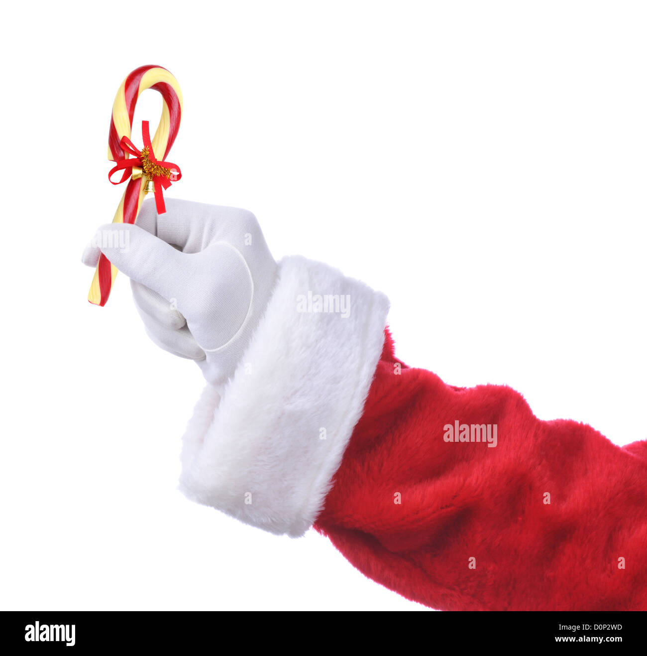 Santa Claus mano che tiene un vecchio Candy Cane con un nastro e le campane. Isolato su bianco, della mano e del braccio solo. Foto Stock