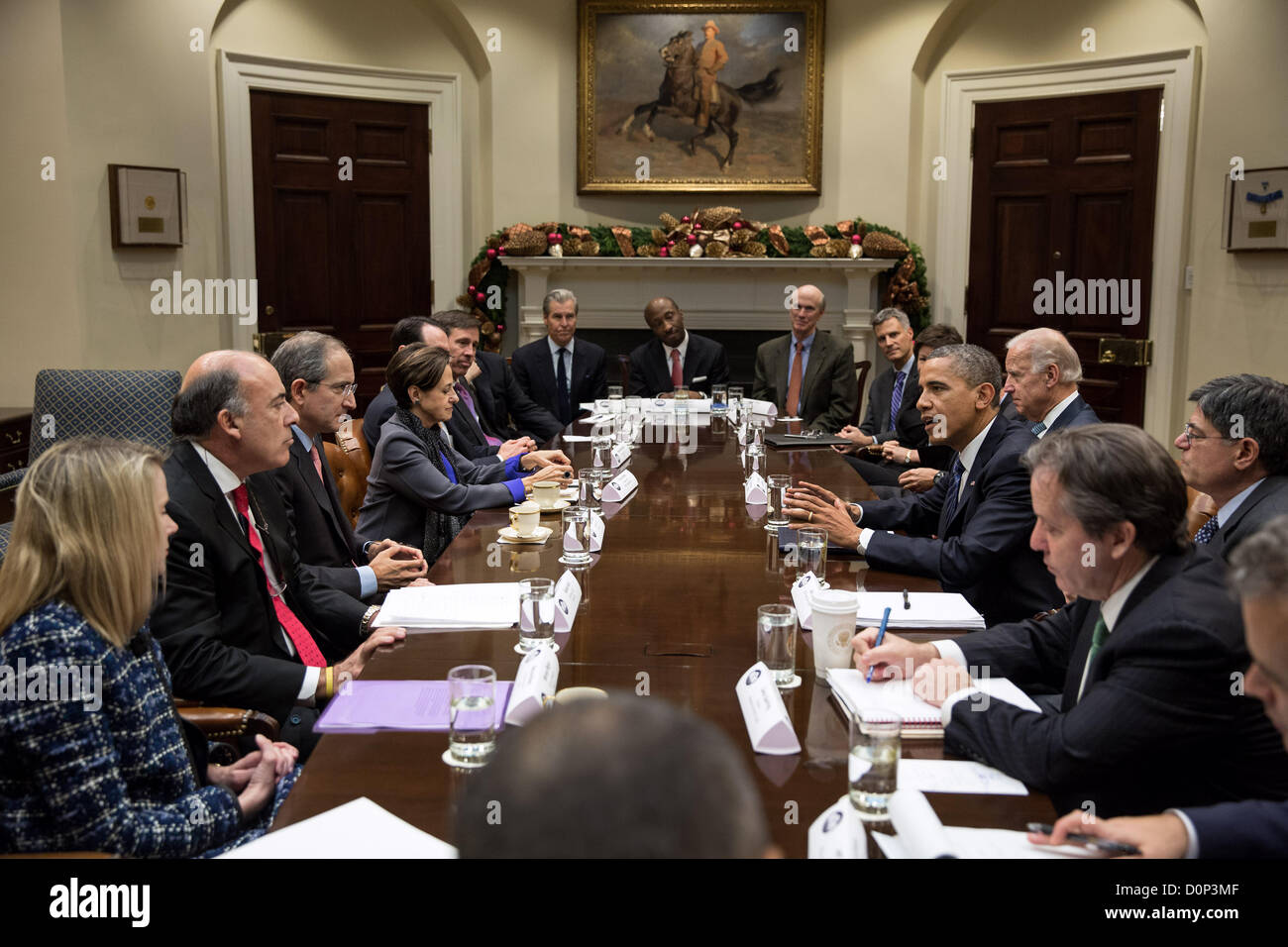 Il Presidente Usa Barack Obama e il Vice Presidente Joe Biden si incontrano con i business leader per discutere le azioni necessarie per mantenere la crescita economica e a trovare un approccio equilibrato per ridurre il nostro deficit nella sala Roosevelt della Casa Bianca Novembre 28, 2012 a Washington, DC. Foto Stock