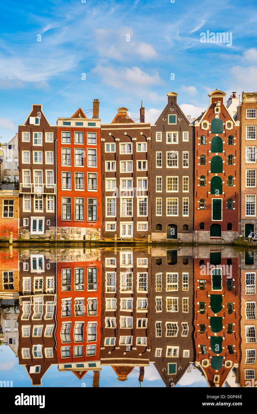Tradizionali edifici olandesi sul canal in Amsterdam Foto Stock