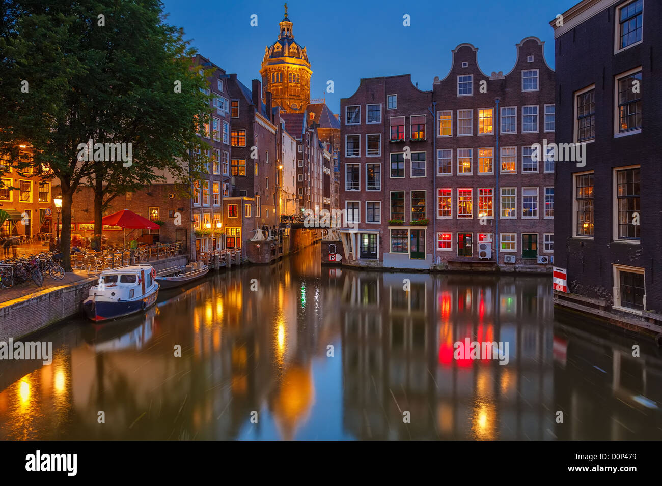 Nightview di Nicolaaskerk in Amsterdam Foto Stock