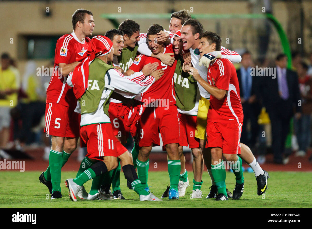 Ungheria giocatori di squadra celebrano la loro vittoria in Italia in un 2009 FIFA U-20 World Cup quarterfinal corrispondono a Mubarak Stadium. Foto Stock