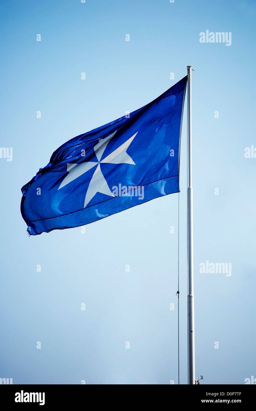 La bandiera blu con croce di Malta Foto Stock