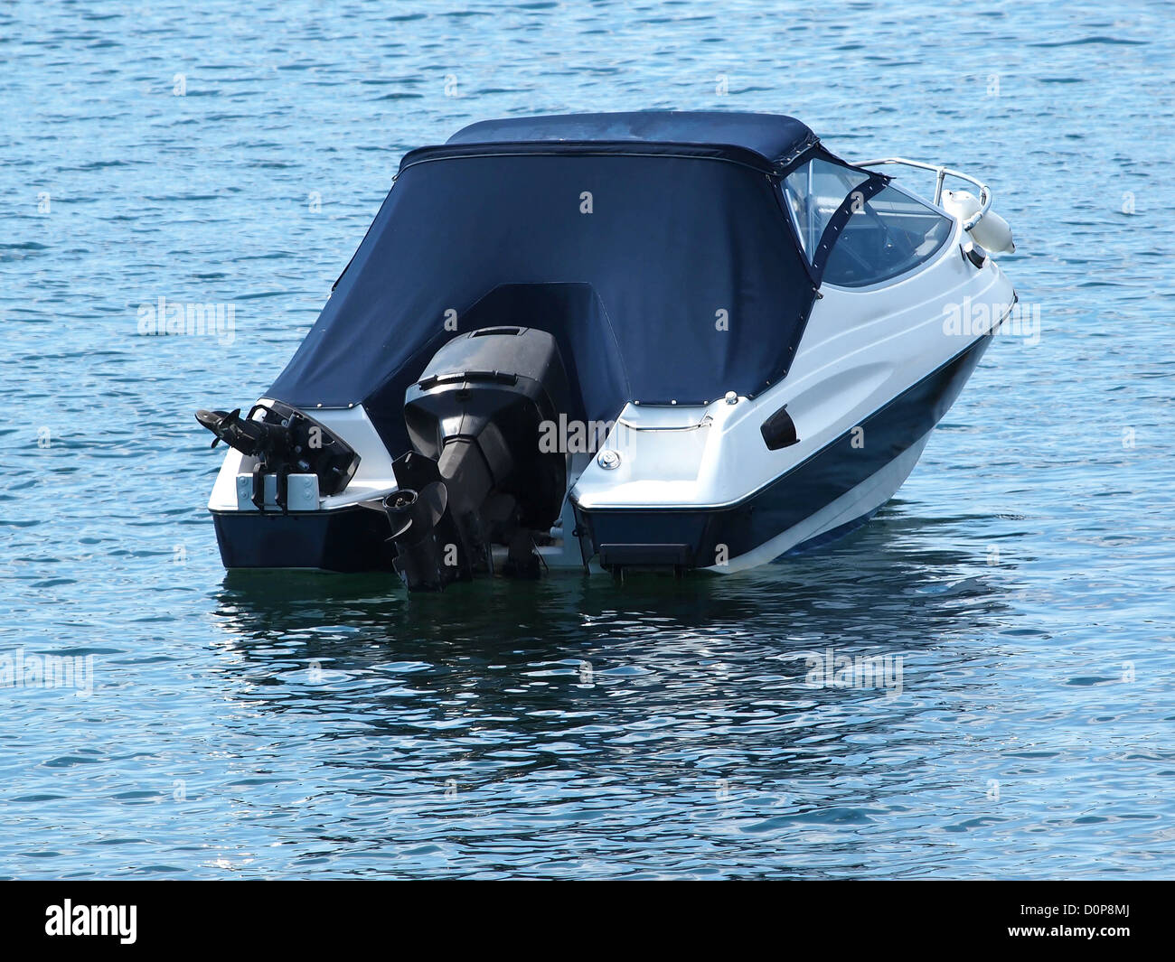 Velocità barca ancorata nella baia Foto Stock