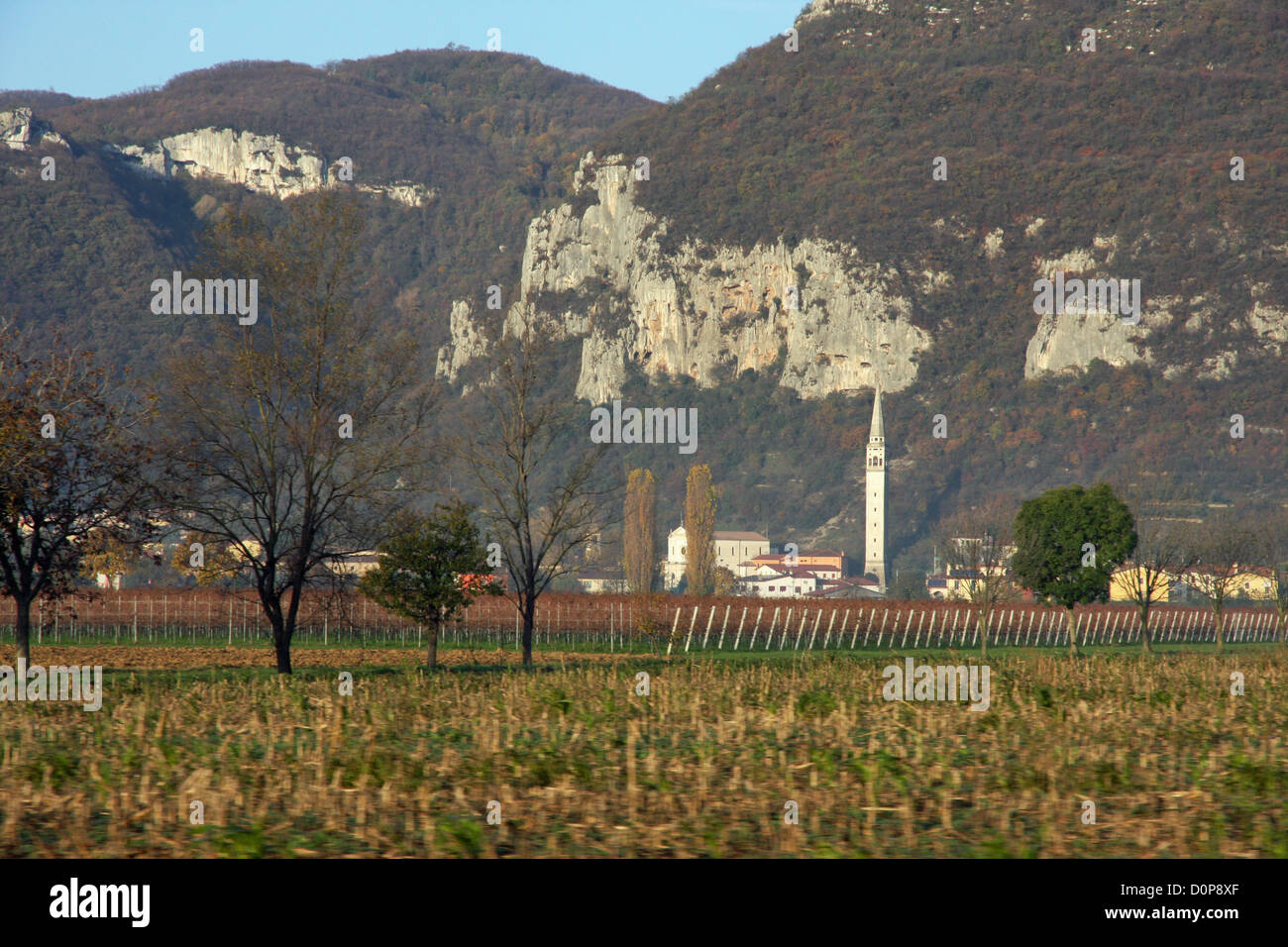 Alta torre campanaria del villaggio di Lumignano in mezzo alla campagna Foto Stock