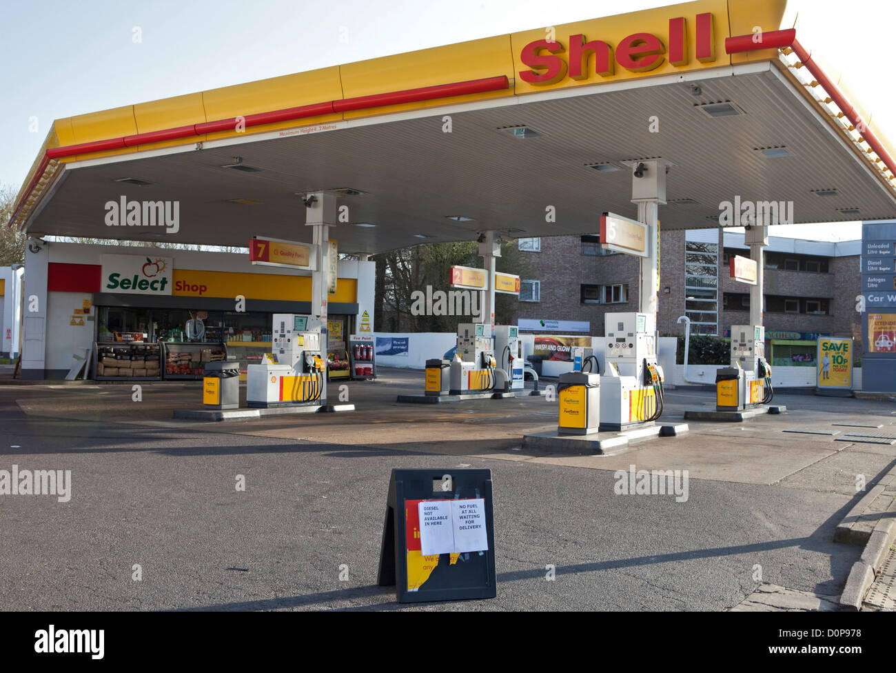 Crisi del carburante nel Regno Unito, coda di vetture per il carburante e le stazioni di benzina esaurito il combustibile Foto Stock