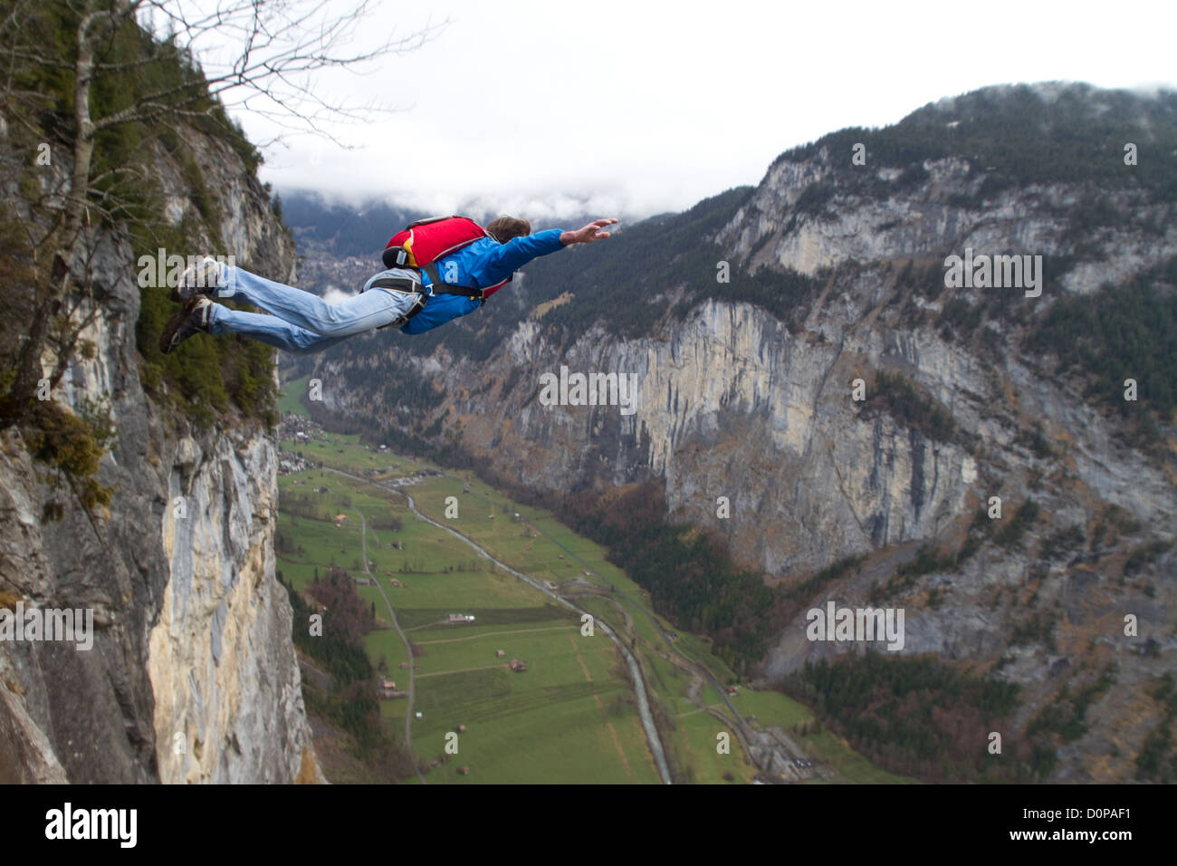 Ponticello di base sta uscendo da una rupe verso il basso nella profonda valle. In tal modo egli mantenendo le sue braccia fino a essere stabile e da salvare. Foto Stock