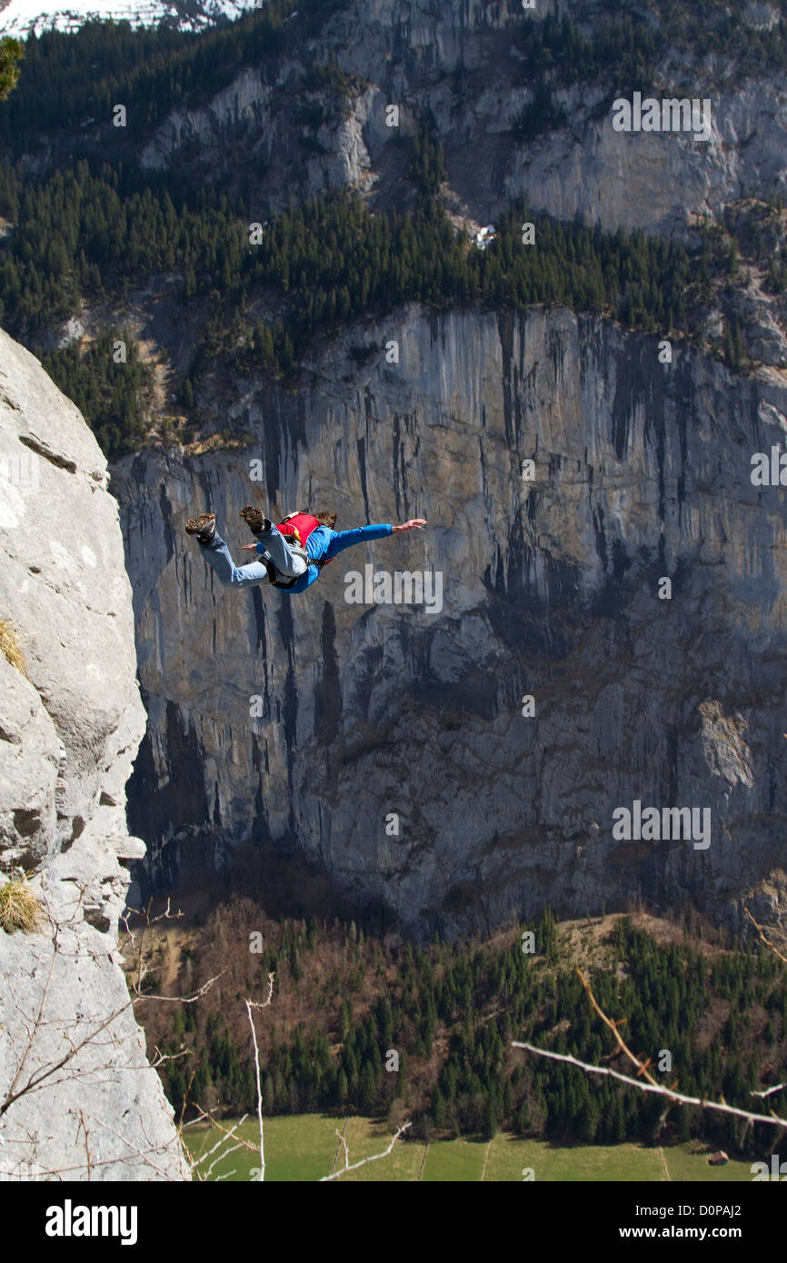 Ponticello di base sta uscendo da una rupe verso il basso nella profonda valle. In tal modo egli mantenendo le sue braccia fino a essere stabile e da salvare. Foto Stock