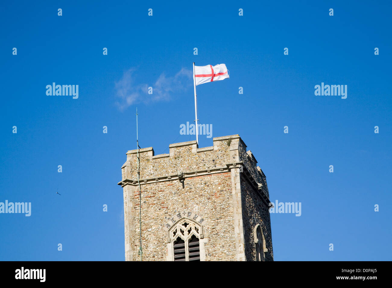 Bandiera dell'Inghilterra, il St George's Cross, battenti dal campanile di una chiesa pennone, Suffolk, Inghilterra Foto Stock