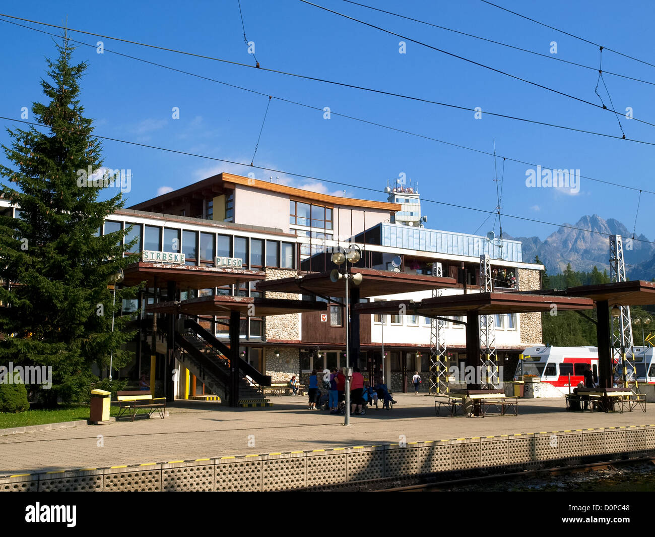 Il villaggio di Strbske Pleso, stazione ferroviaria, Repubblica Slovacca, Hohe Tatra Foto Stock