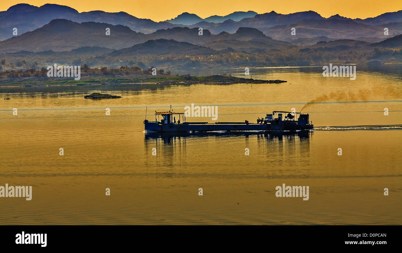Nave incrocio diga di Assuan Lago Egitto Foto Stock