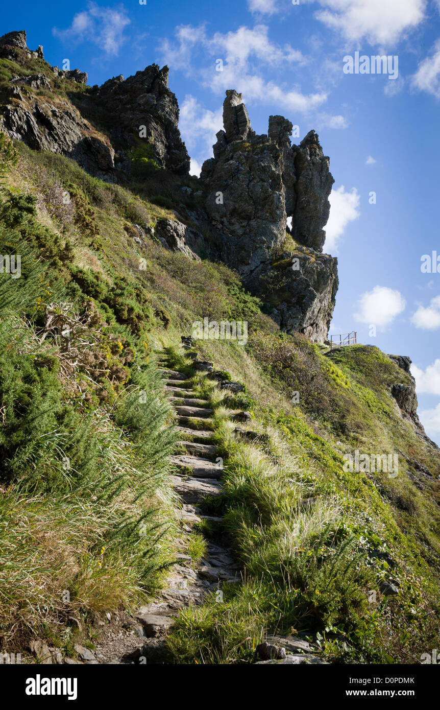Percorso della costa fino al drammatico pinnacoli di roccia in corrispondenza di spigoli Tor vicino la testa del bullone e Salcombe sulla South Devon Coast Foto Stock