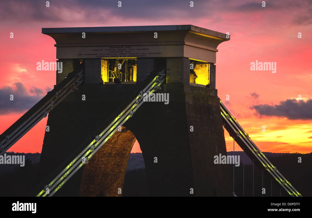 Dettaglio del lato di Clifton torre di sostegno del ponte sospeso di Clifton accesa al tramonto Foto Stock