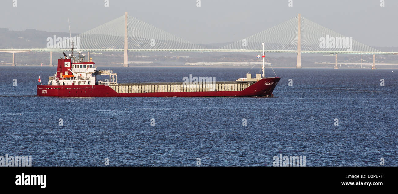 Tanker vela in Avonmouth Docks sul fiume Severn vicino a Bristol Regno Unito con il nuovo Severn Crossing e nel Galles a distanza Foto Stock