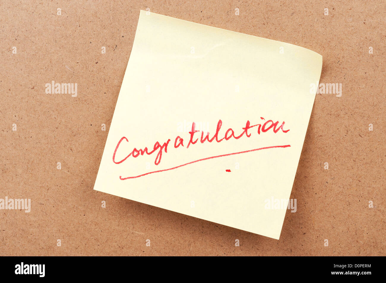 Congratulazioni parola scritta su una nota adesiva Foto Stock