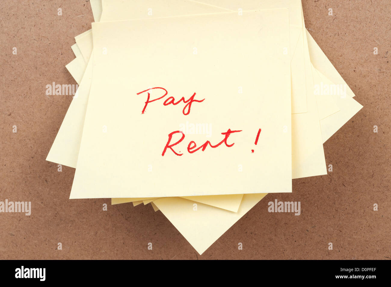 Pagare l'affitto parole scritte sulla nota adesiva Foto Stock