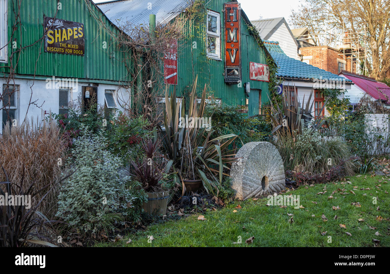Ferro corrugato edificio e vecchi annunci pubblicitari sulla torta di Anguilla isola che è sede di una comunità creativa - Twickenham Foto Stock