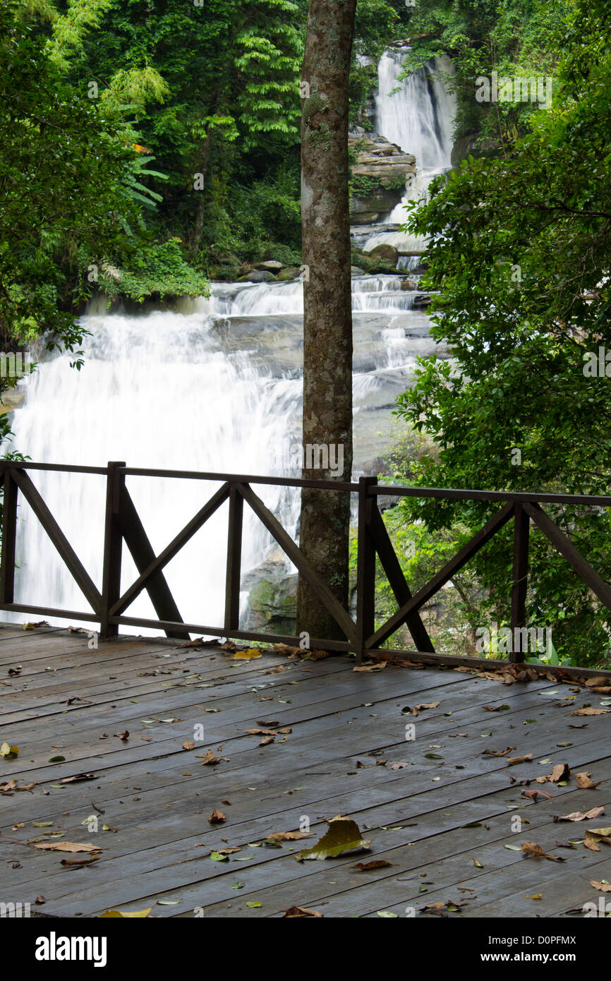 Una bella cascata nel nord della Thailandia Foto Stock