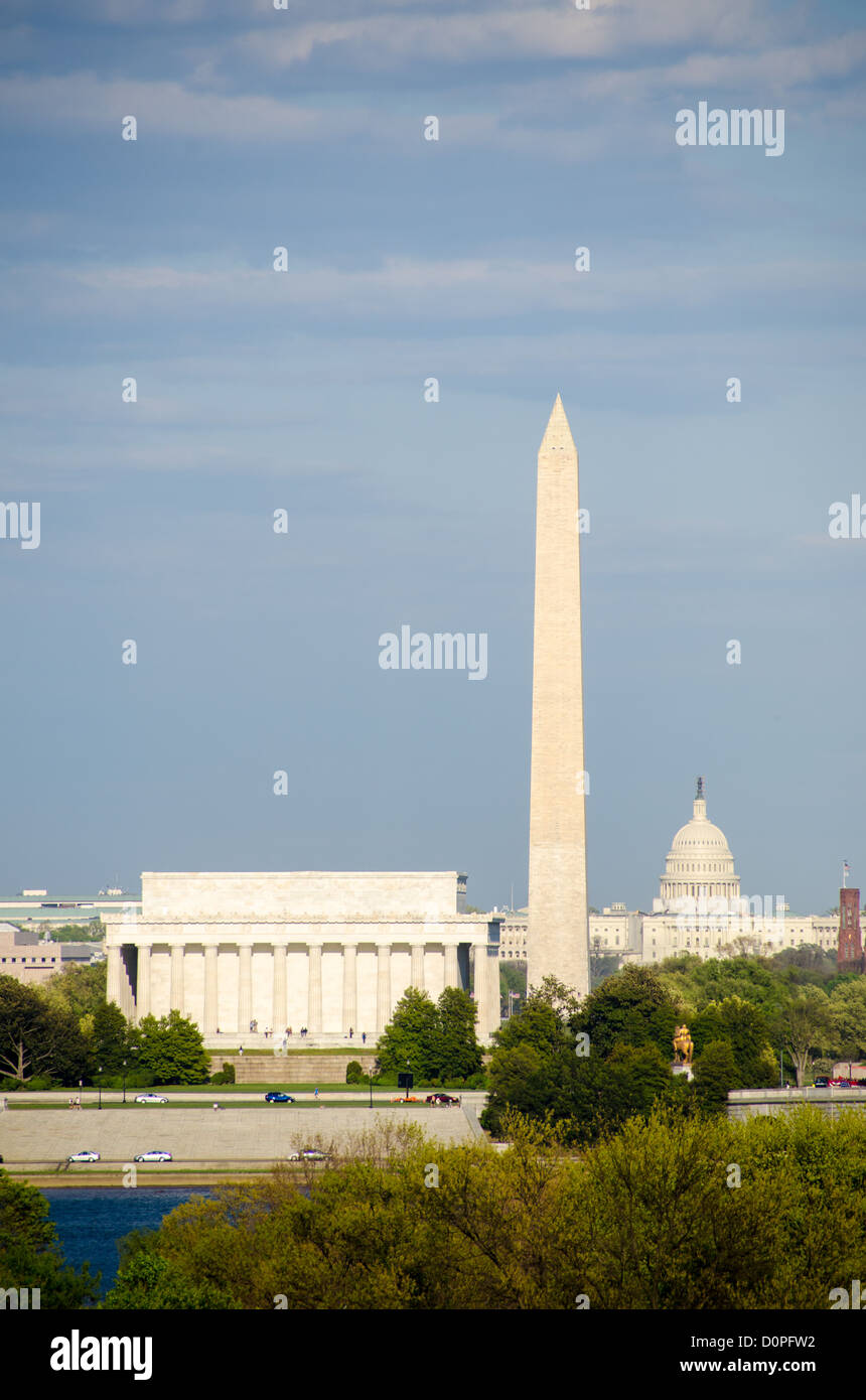 Il Lincoln Memorial, il Monumento a Washington e il Campidoglio US Dome come colpo da attraverso il fiume Potomac guardando ad est da Rosslyn, Virginia, accanto al Cimitero di Arlington. Foto Stock