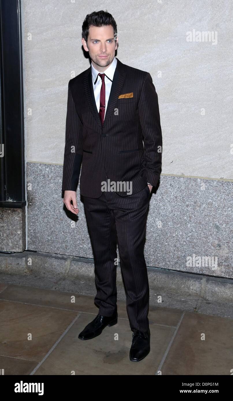 New York, Stati Uniti d'America. Il 28 novembre 2012. Chris White di presenze per l'ottantesimo annuale di Rockefeller Center albero di Natale Illuminazione, Rockefeller Center, New York, NY Novembre 28, 2012. Foto di: Andres Otero/Everett Collection Foto Stock