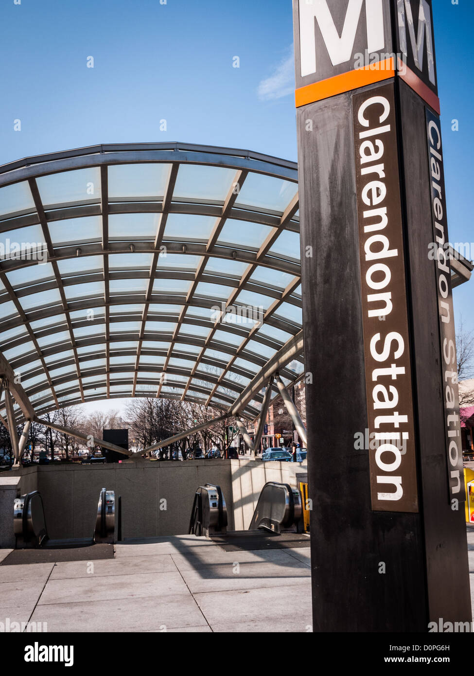 Il Clarendon vicina fermata della metropolitana tra Wilson Blvd e Clarendon Blvd su N Highland St in The Clarendon quartiere di Arlington, VA. Foto Stock