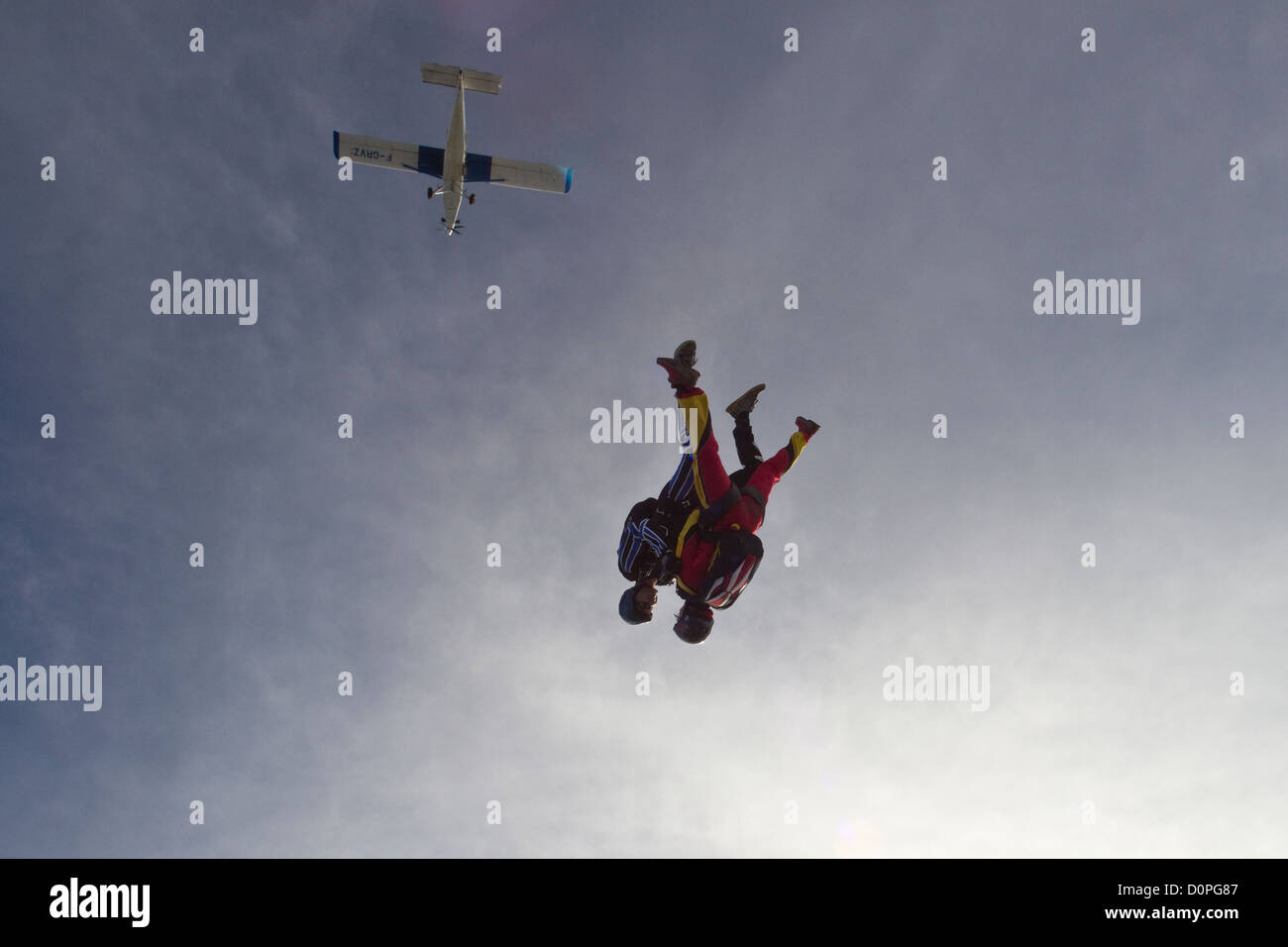 Paracadutista team è la formazione in Cielo insieme da azienda impugnature e salta fuori di un aeromobile con 125 mph velocità. Foto Stock