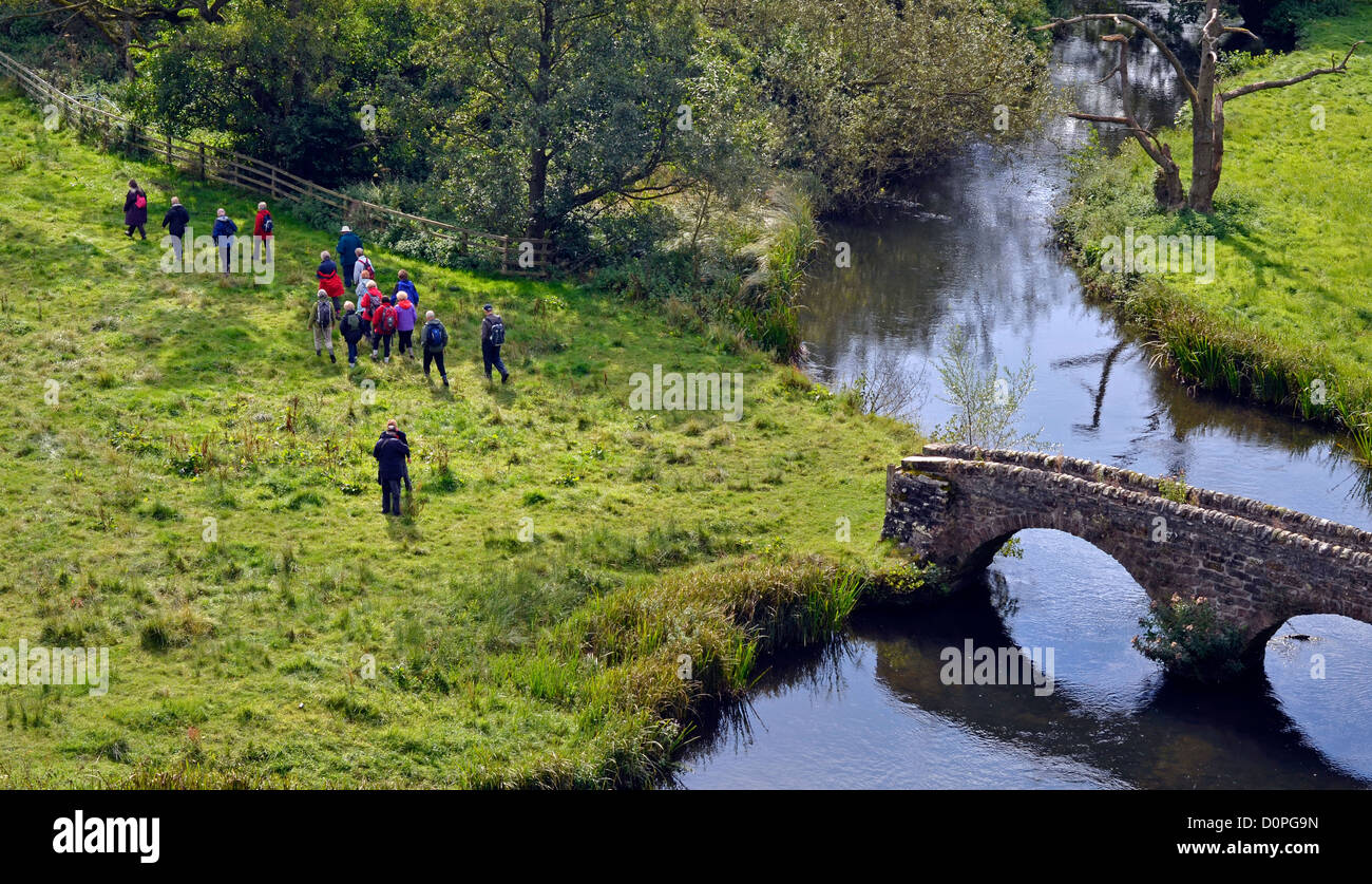 Gruppo di escursionisti croce fiume Wye a Haddon Hall Foto Stock