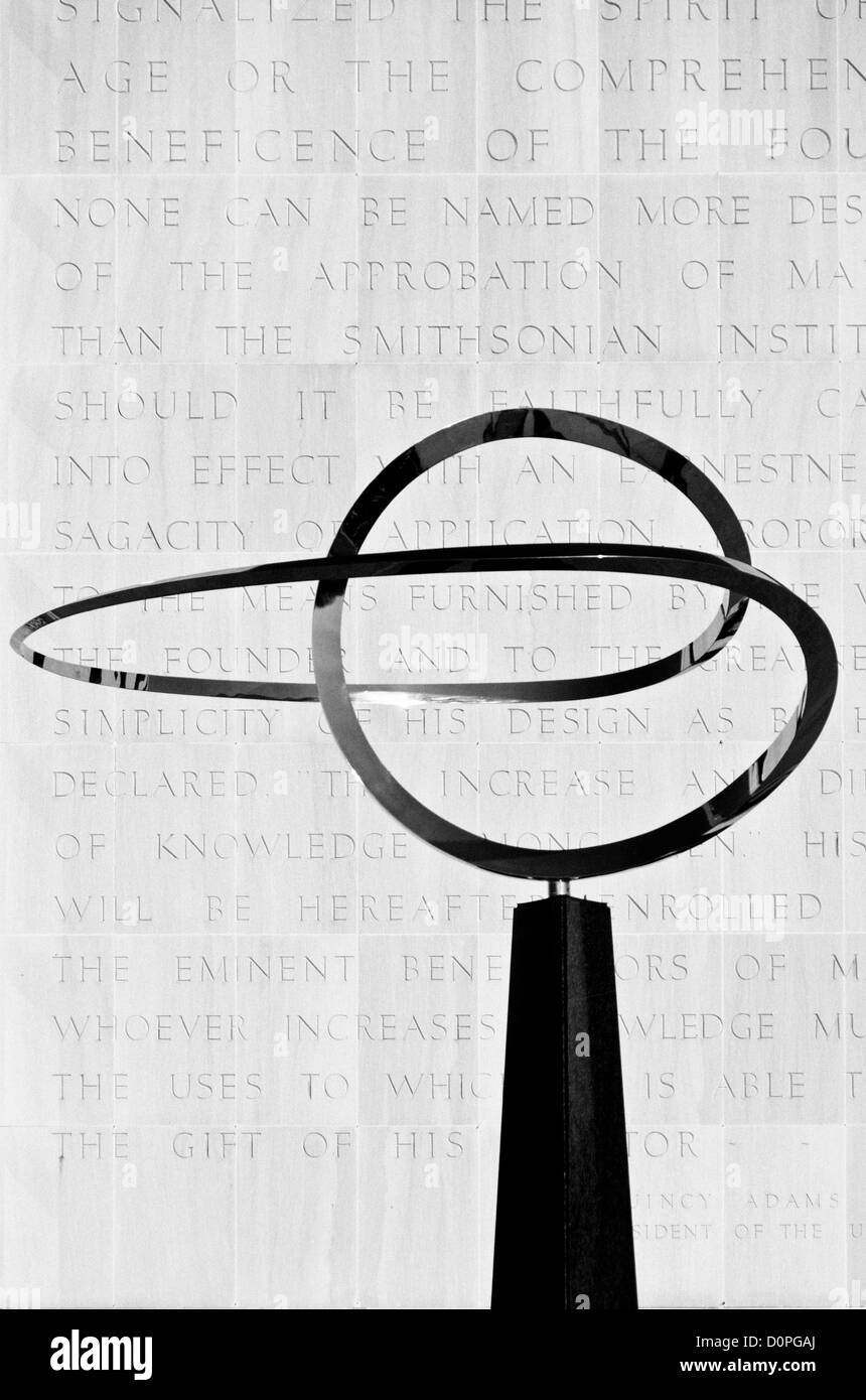 Smithsonian National Air and Space Museum Sculpture Washington DC // Una scultura in mostra di fronte allo Smithsonian National Air and Space Museum sul National Mall di Washington DC. Foto Stock