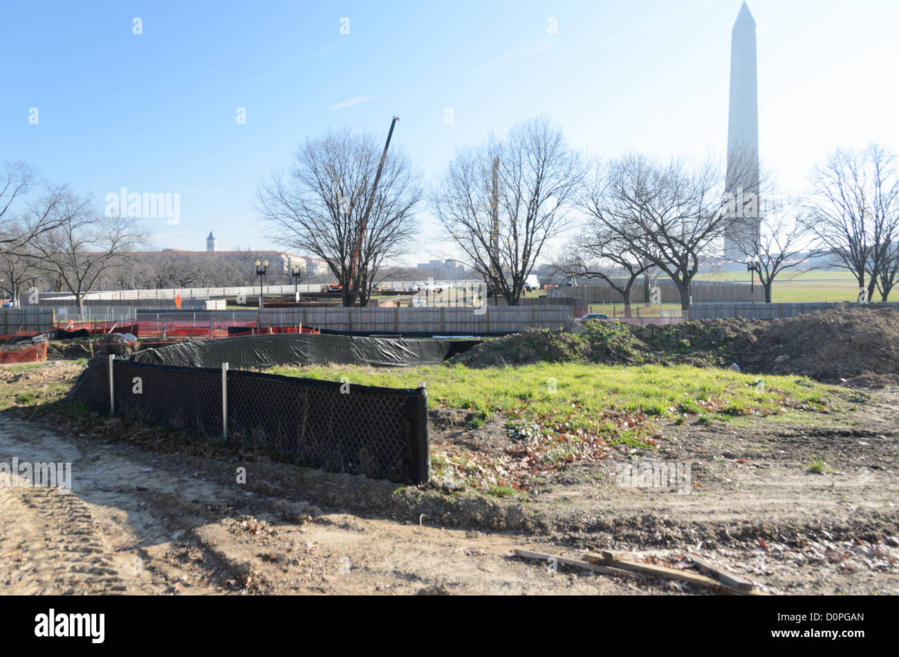 Washington Monument Construction Constitution Gardens Washington DC // lavori in corso nei Constitution Gardens sul National Mall di Washington DC, con il Washington Monument visibile sullo sfondo. Foto Stock